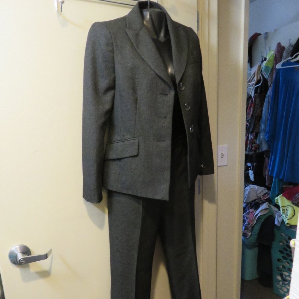 EVAN PICONE 2 PIECE BUSINESS SUIT/SIZE 6/ LIKE NEW